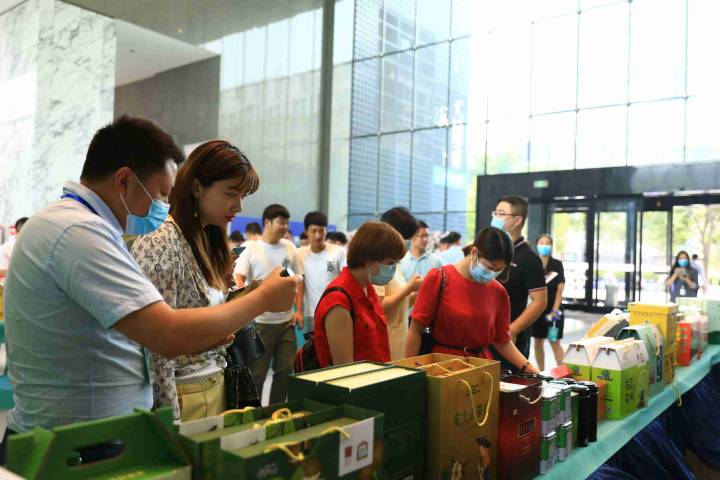 农副产品遇上高端写字楼 楷林“土味市集”助力脱贫攻坚