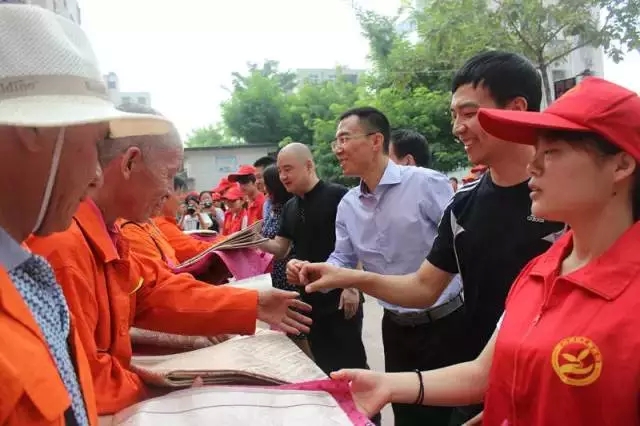 清凉行动 传递爱心—楷林爱心凉席捐赠环卫工人