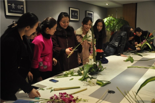 楷林物业组织员工进行花艺培训