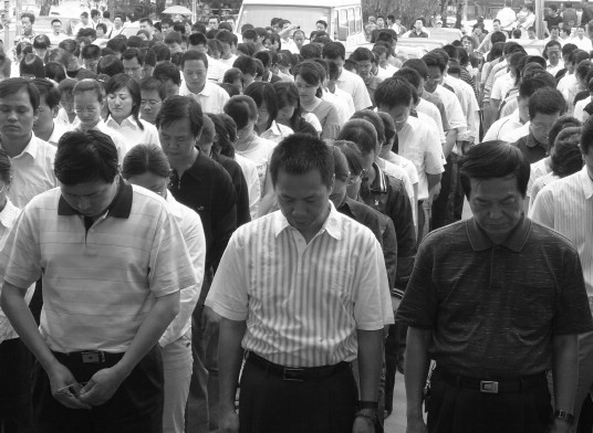 信息大厦业主自发到楼前广场参加默哀仪式